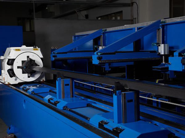 Видео FL-L2040FEHR-10000-D350-IPG Лазерный станок для резки листового металла и труб со сменным столом и кабинетной защитой