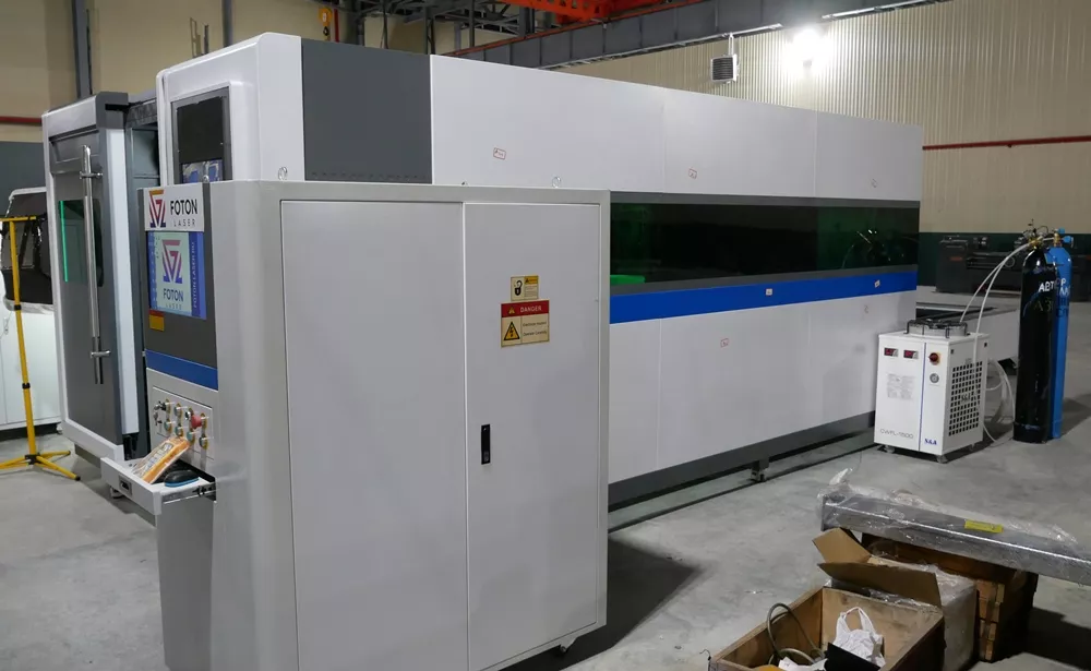FL-L1560FHR-3000-D350-Raycus Лазерный станок для резки листового металла и труб с кабинетной защитой