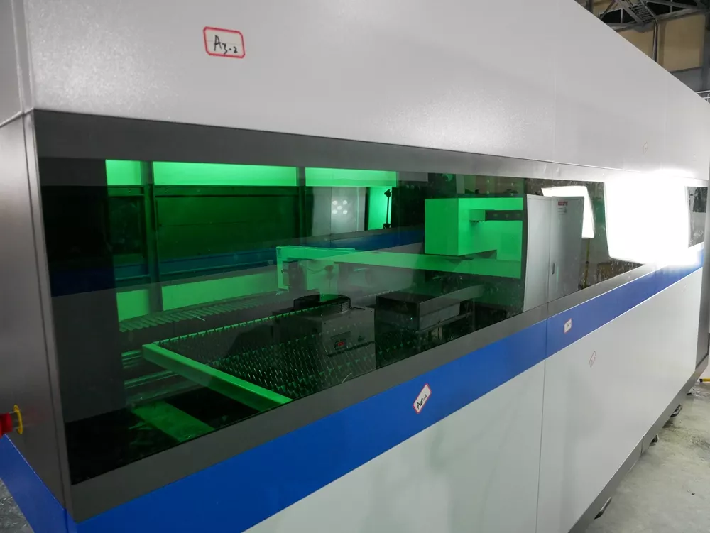 FL-L2060FHR-8000-D350-IPG Лазерный станок для резки листового металла и труб с кабинетной защитой