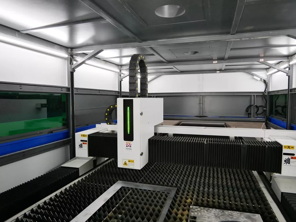 FL-L2060FHR-3000-D220-IPG Лазерный станок для резки листового металла и труб с кабинетной защитой