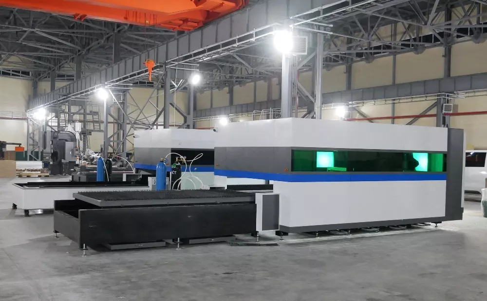 FL-L2060FHE-2000-Raycus Лазерный станок для резки листового металла с кабинетной защитой и сменным столом