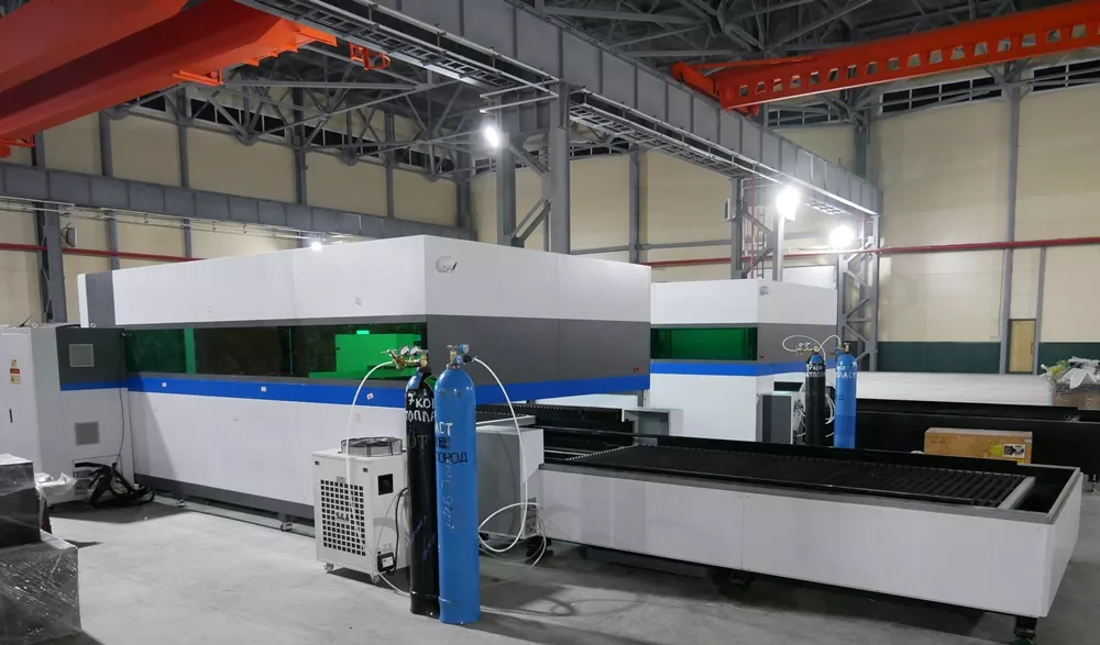 FL-L2060FHE-1000-IPG Лазерный станок для резки листового металла с кабинетной защитой и сменным столом