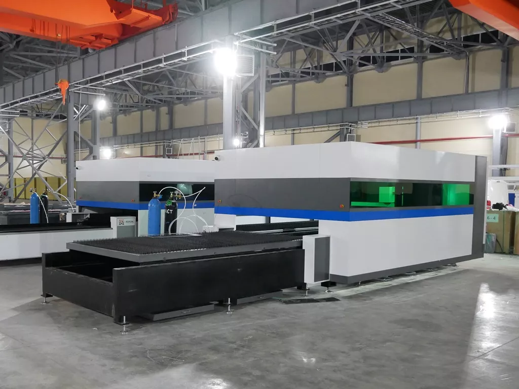FL-L1560FEHR-1000-D220-IPG Лазерный станок для резки листового металла и труб со сменным столом и кабинетной защитой